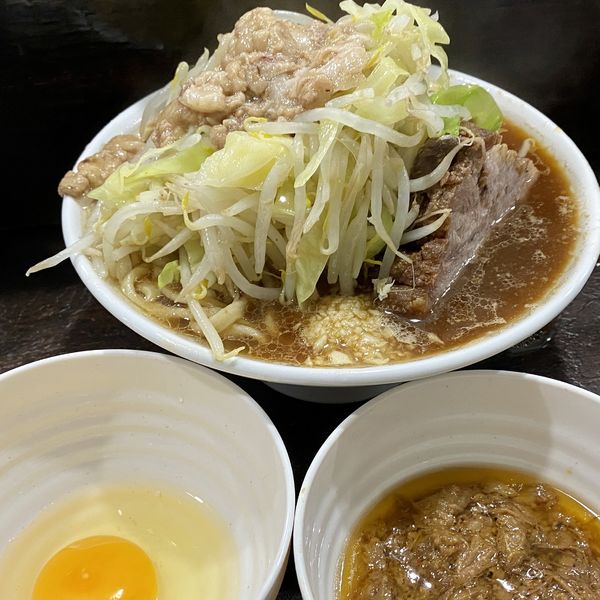 「らーめん（ニンニク少ヤサイアブラ）＋生たまご＋ほぐし豚アブラ」@ぶたけん。の写真