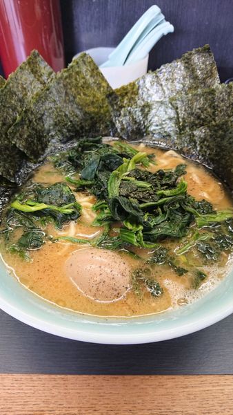 「ラーメン(硬め、濃いめ)味玉、海苔増し、ほうれん草増し」@千家 上川井店の写真