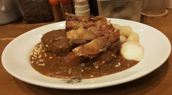 「贅沢素揚げチキンカレー+温玉+岩下のピリ辛ラッキョウ」@日乃屋カレー 秋葉原店の写真