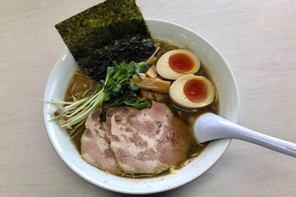 「正油太麺 濃口830円+味付玉子100円」@あぢとみ食堂の写真