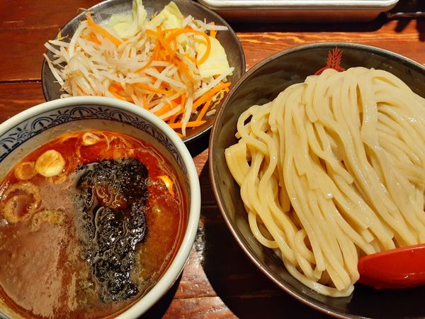 「野菜盛り辛つけめん」@つけ麺専門店 三田製麺所 神田店の写真