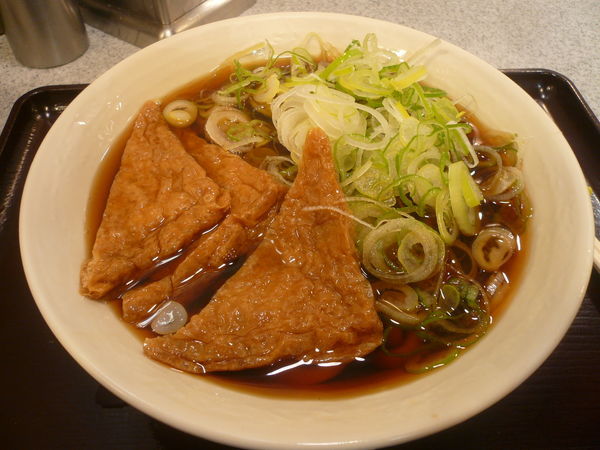 「きつねうどん（ネギ盛り）」@そば処 かめや 新橋店の写真