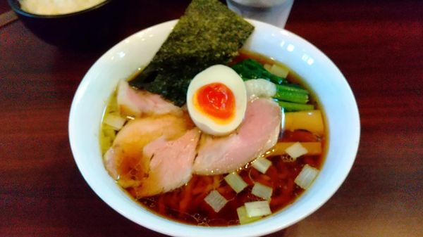「醤油ラーメン（800円）+ライス（100）」@とものもとの写真