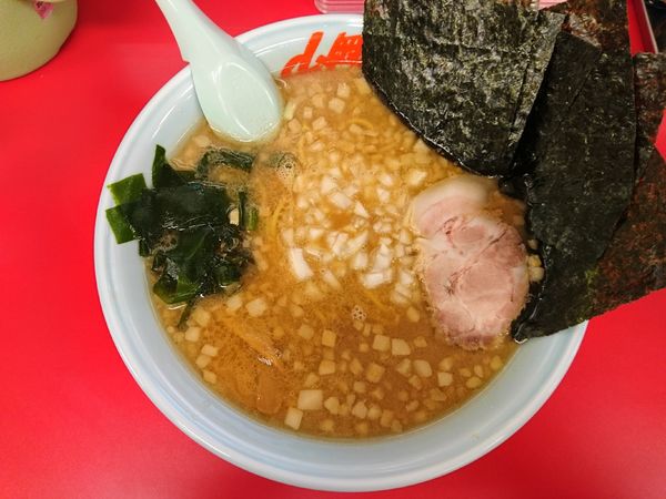 「プレミアム醤油とんこつ中盛（硬め、多め）＋海苔5枚」@山岡家 前橋野中店の写真