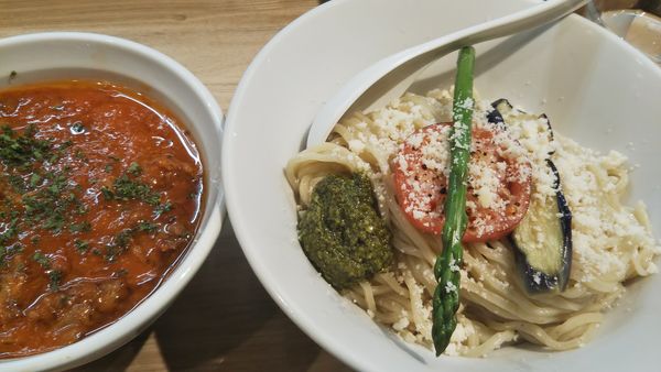 「トマトと牛すじたっぷりつけ麺（限定950円）＋ライス」@中華ソバ ビリケンの写真
