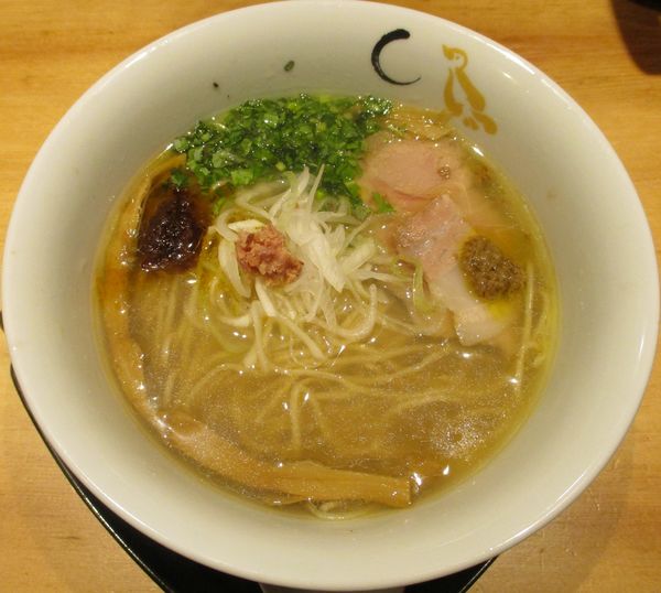 「真鯛と蛤の塩そば　950円」@SOBAHOUSE 金色不如帰 新宿御苑本店の写真