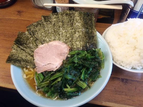 「ラーメン中盛り海苔増しほうれん草増し」@横浜ラーメン 武蔵家 国領店の写真