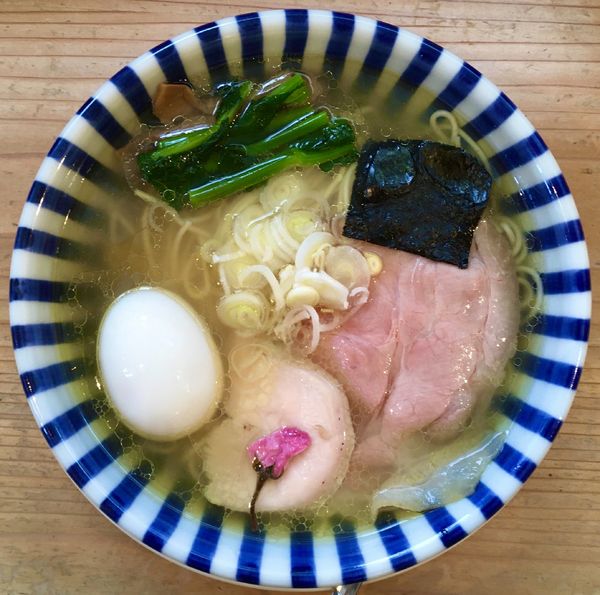 「百重のしおらーめん ＋ 讃岐コーチンの味玉 ＋ 日本酒 刈穂」@ねいろ屋の写真