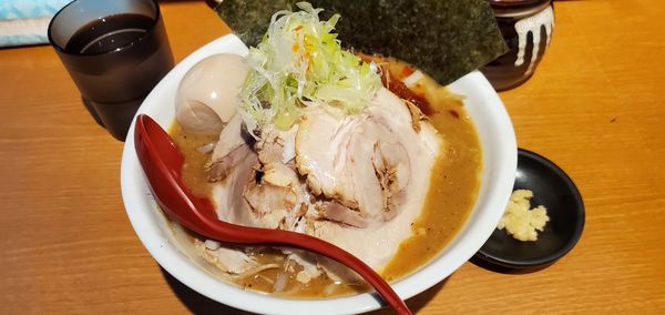 「辛味噌らーめん  大盛り 野菜ニンニク増し」@らーめん蓮 三軒茶屋店の写真