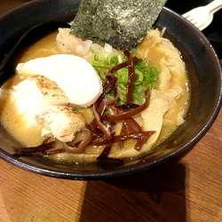 濃厚鶏白湯醤油750円替え玉150円