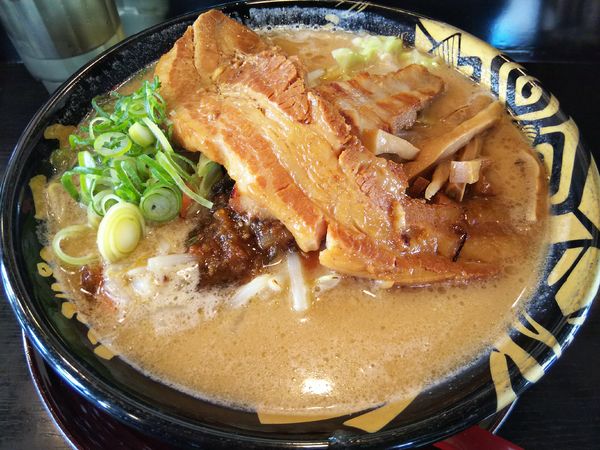 「元祖たれ味噌らーめん　＋一本角煮（クーポン）」@ハルピン味噌らーめん 雷蔵の写真