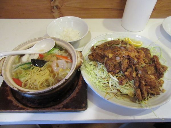 「広東麺（８８０円）＋油淋鶏９８０円（サラダ、ライス、スープ）」@中華料理レストラン 四川亭の写真