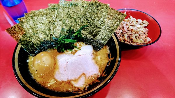 「ラーメン(麺硬め･味濃いめ)+味玉･海苔･叉焼まぶし」@家系総本山 ラーメン吉村家の写真