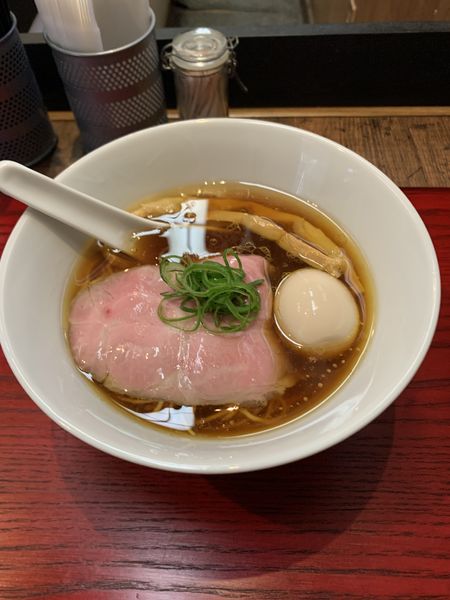 「味玉黒ラーメン+肉飯+ワンタン」@神保町黒須の写真