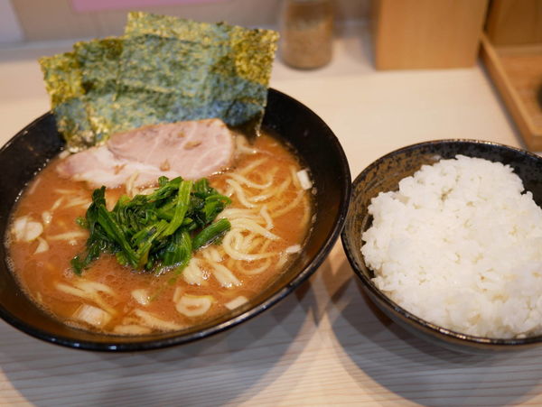 「ラーメン 並盛 麺硬め＋味濃いめ＋油多め＋ライス」@麺家 千祥の写真