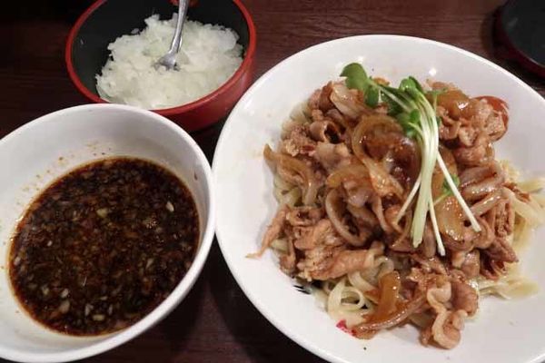 「肉盛りつけ麺並　830円＋無料の肉ちょい増し」@魁 肉盛りつけ麺 六代目けいすけの写真
