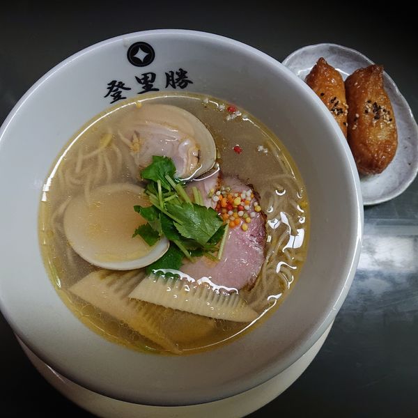 「はまぐり塩らーめん1120円、和え玉150円、いなり150円」@らぁめん登里勝の写真
