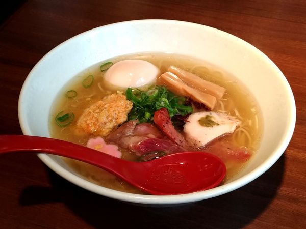 「奥州いわいどりの塩らーめん」@麺屋 翔 品川店の写真