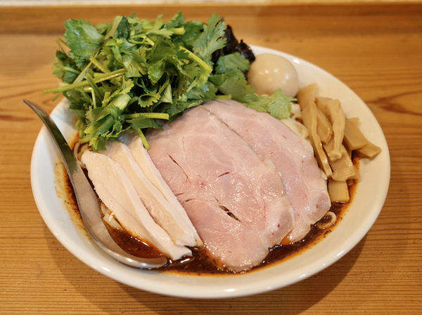 「特製イロドリ和えそば…950円・パクチーTP…＋150円‬」@ラーメン イロドリの写真