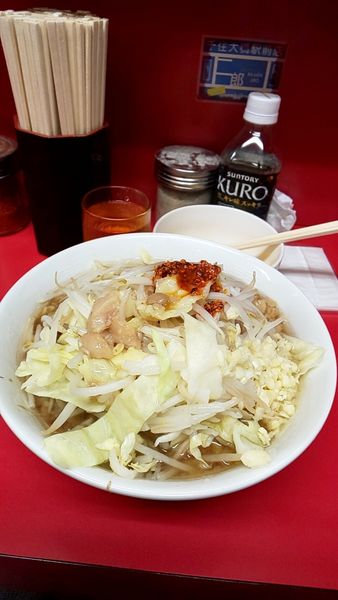 「小豚麺半分➕生たまご」@ラーメン二郎 千住大橋駅前店の写真