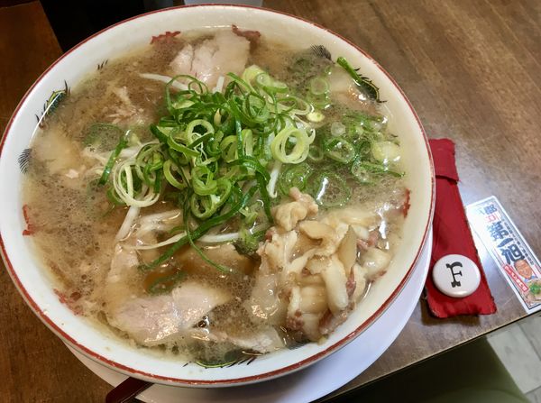 「ラーメン＋シロミ肉」@本家 第一旭 新宿店の写真
