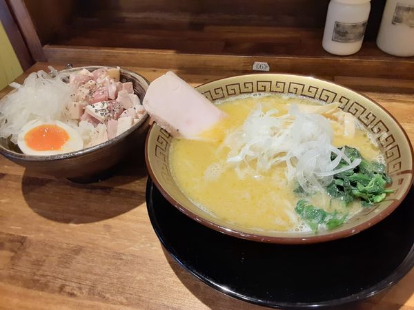 「鶏コテらぁ麺 醤油　肉玉コショウご飯」@らぁ麺しろがね スイス村店の写真