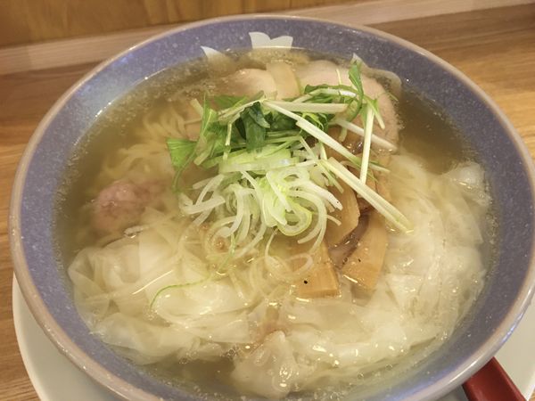 「塩ワンタンメン」@ワンタンメンの満月 三鷹店の写真