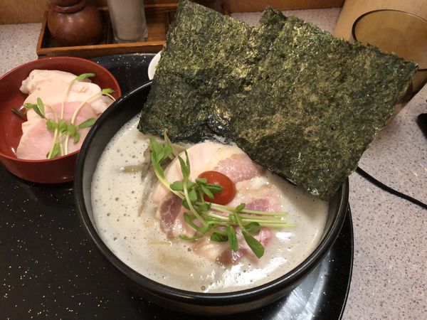 「豚骨そばプラス肉増しプラス味玉」@らぅめん 愛ごやの写真