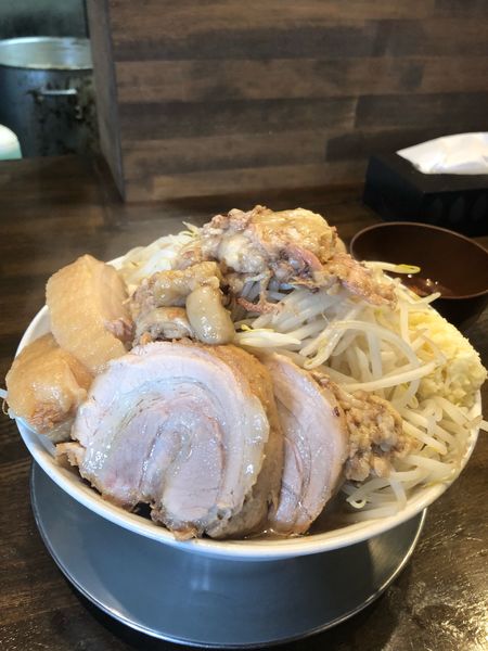 「ラーメン大、生卵、うずら、ブタ増し」@麺屋 櫻弐の写真