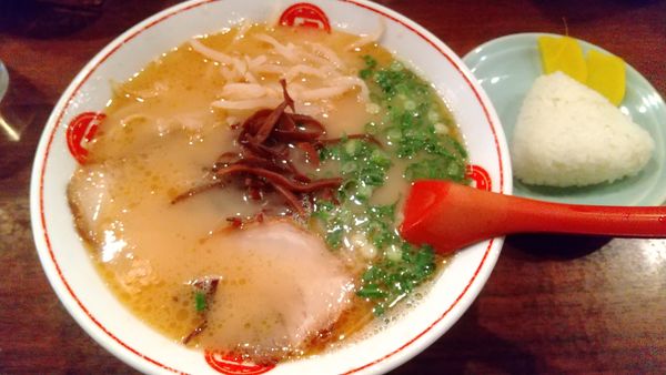 「ラーメン700円、オニギリ50円」@ラーメン 唐そば 渋谷2丁目店の写真
