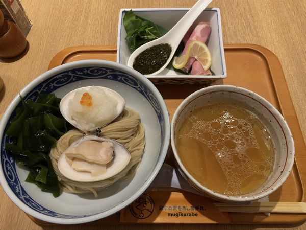 「【寿製麺よしかわ】地蛤と新若芽のつけそば ぎばさ添え」@むぎくらべの写真