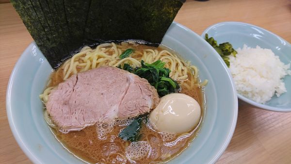 「ラーメン、ライス、海苔、半熟たまご」@横浜ラーメン 武蔵家 明大前店の写真