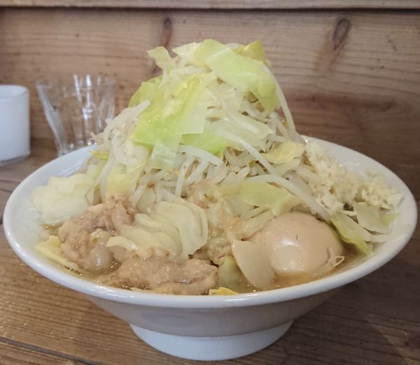 「豚麺(ヤサイニンニクアブラ)＋半熟煮卵」@麺屋 長次郎の写真
