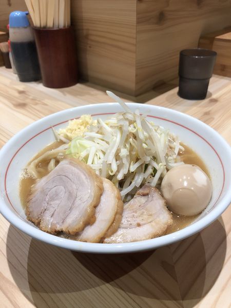 「ラーメン中＋豚一枚＋味玉」@眞久中の写真