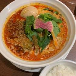 担担麺 830円　サービスライス付き
