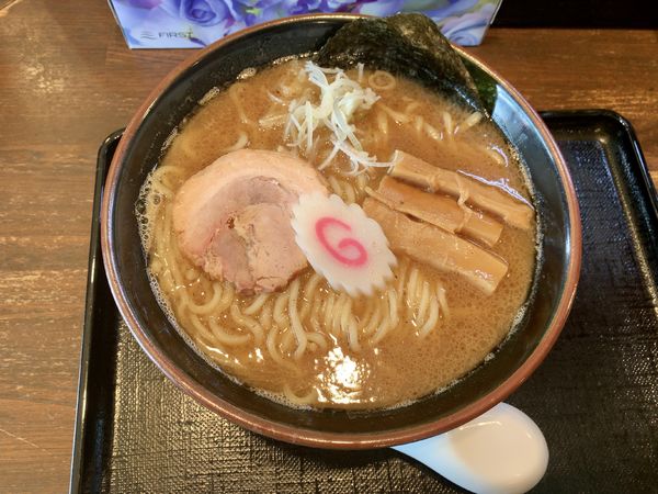 「醤油 魚介とんこつらーめん　中盛」@麺処 信心の写真
