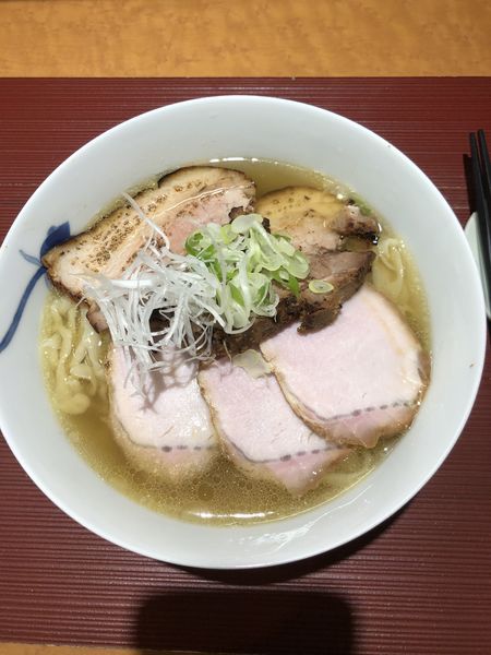 「塩（中太手揉み麺）＋チャーシュー」@麺 みつヰの写真