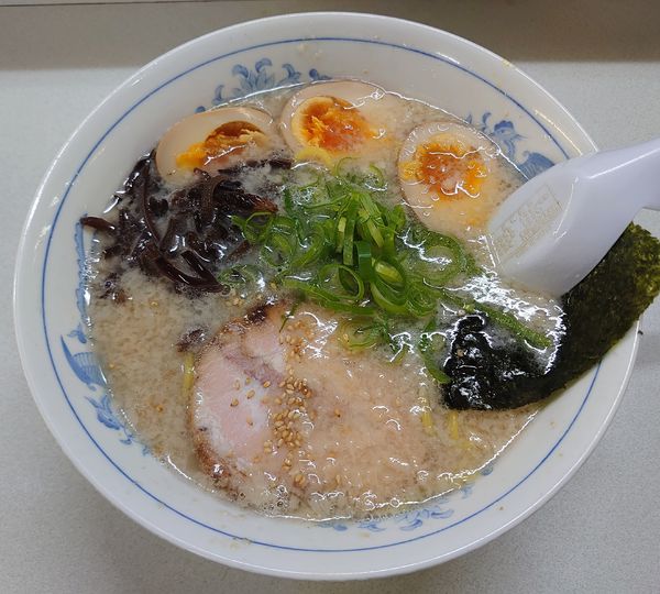 「背脂そば塩+味玉(750円)」@ラーメン・ぶーけの写真