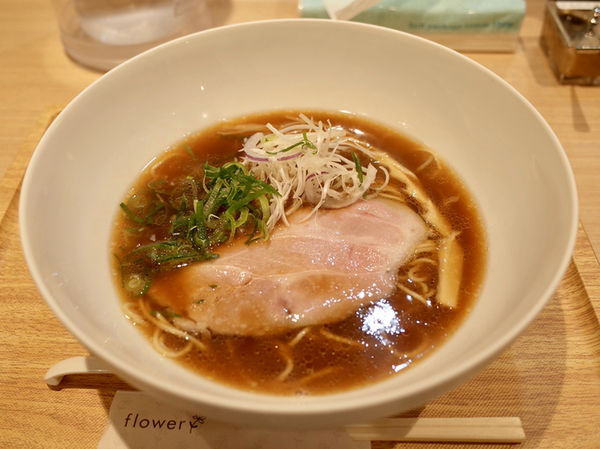 「濃厚しょうゆラーメン…650円」@濃厚しょうゆラーメン 自家製麺 フラワーの写真
