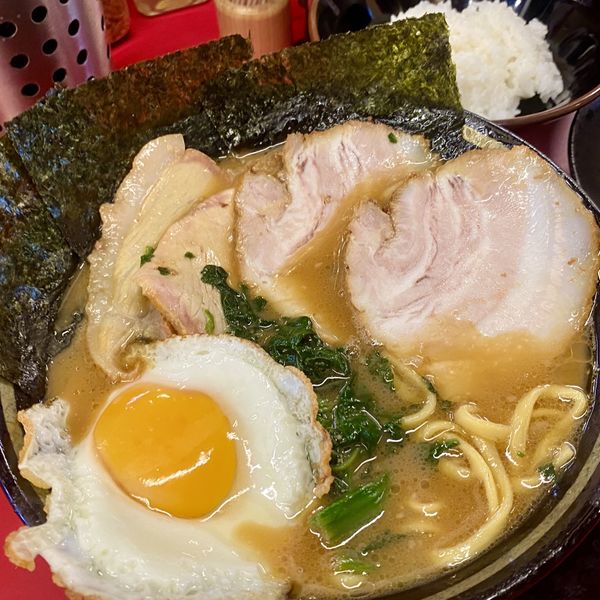 「ラーメン＋バラ２枚＋目玉焼き＋半ライス」@柏 王道家の写真