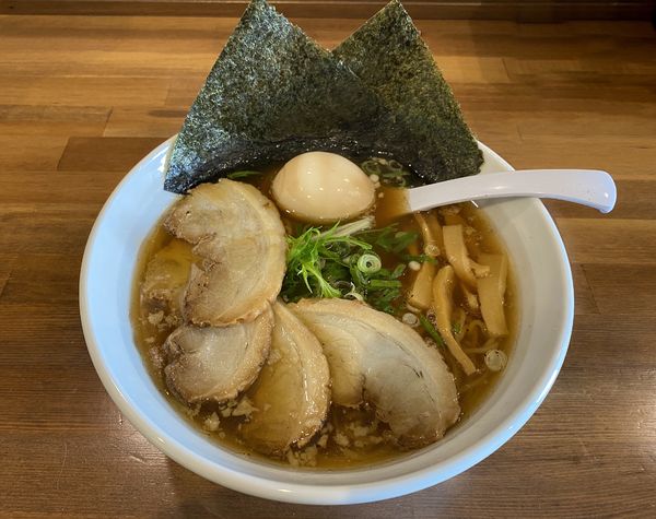 「淡麗醤油そば全のせ　1000円」@らぁめん 麺彩家の写真