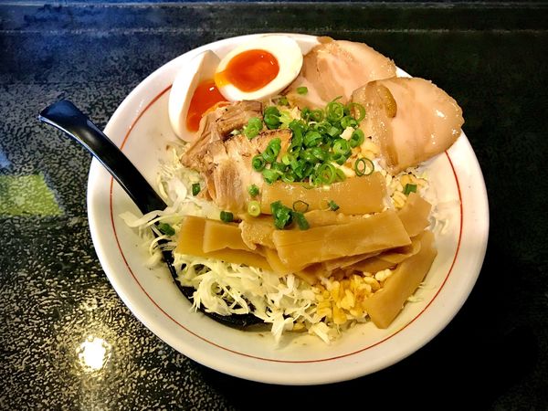 「カレーまぜそば+とろけるチャーシュー、味玉子」@楽いちの写真