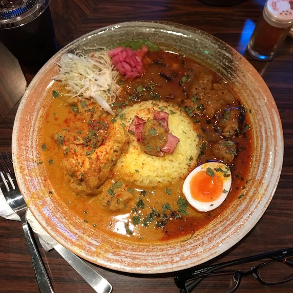 「チキンとポークのあいがけカレー」@スパイスカレー 6時間 川崎西口店の写真