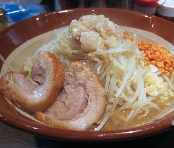 「大ラーメン 880円 + 麺増し 100円（野菜マシマシ～」@豚山 大森店の写真