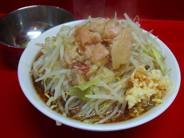 「小ラーメン700円ニンニク脂　生卵50円」@ラーメン二郎 越谷店の写真