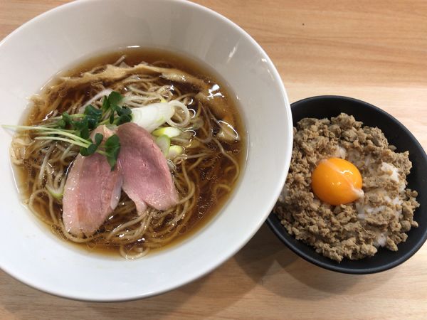 「鴨だし醤油ラーメン　月見鴨そぼろ丼」@麺堂にしきの写真