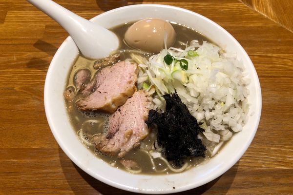 「濃厚煮干そば(中)780円+玉ねぎ+味玉」@中村屋総本山の写真