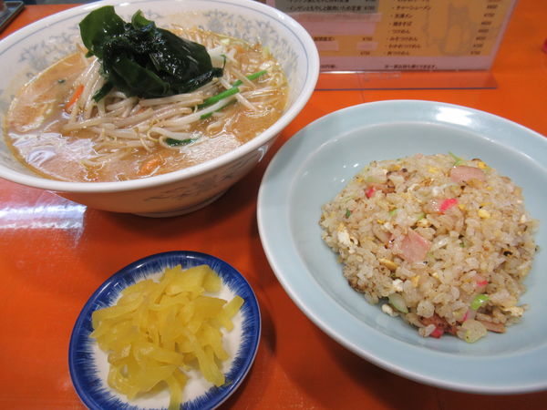 「セットB（みそらーめん＋ミニチャーハン）（950円）」@中華料理 四ツ角飯店の写真