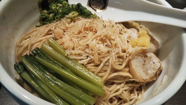 「ホタテ貝柱油そば（限定）＋大盛」@真鯛らーめん 麺魚 神保町店の写真