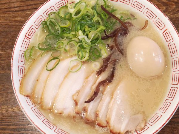 「チャーシューメン＋味玉」@本場博多 長浜ラーメン まるむら 東陽町店の写真